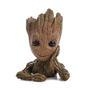 Vaso em Resina Baby Groot - Guardiões da Galáxia I am Groot O personagem mais querido da turma dos Guardiões da Galáxia, o Baby Groot, em um cachepô i