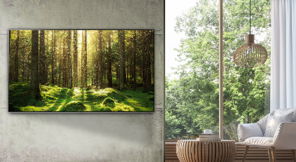 Imagem da televisão à esquerda e de uma janela à direita.