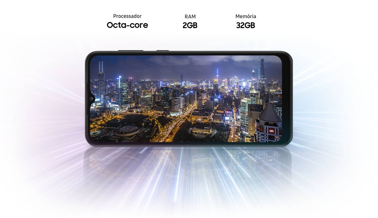 Um Galaxy A03 Core mostra a vista de uma cidade à noite em seu display, demonstrando que o smartphone oferece processador Octa-Core, 2GB de RAM e 32GB de armazenamento