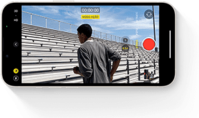 Imagem de um vídeo gravado com o modo Ação em que uma pessoa sobe uma escada correndo.