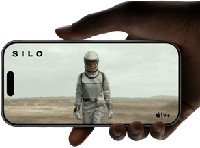 Mão segurando um iPhone 17 Pro prateado, na horizontal, reprodução de vídeo na tela de ponta a ponta demonstrando a duração da bateria