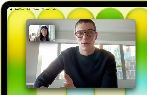 MacBook Neo amarelo-cítrico com uma chamada de vídeo na tela. O recurso Palco Central mantém a pessoa no centro da imagem