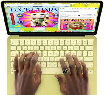 MacBook Neo amarelo-cítrico. As mãos de uma pessoa estão no teclado redigindo um e-mail com convite para uma exposição de arte. O site do evento está aberto ao lado