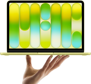 MacBook Neo na cor amarelo-cítrico equilibrado na ponta dos dedos de uma mão aberta. A tela mostra um padrão abstrato colorido