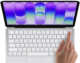 MacBook Neo prateado mostrando a tela de início de sessão, com o dedo de uma pessoa no sensor do Touch ID no canto superior direito do teclado