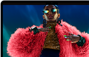 Uma imagem colorida de uma pessoa com roupas brilhantes mostra a resolução, o brilho e o contraste da tela Liquid Retina do MacBook Air.