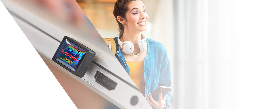 Mulher usando dispositivo SanDisk