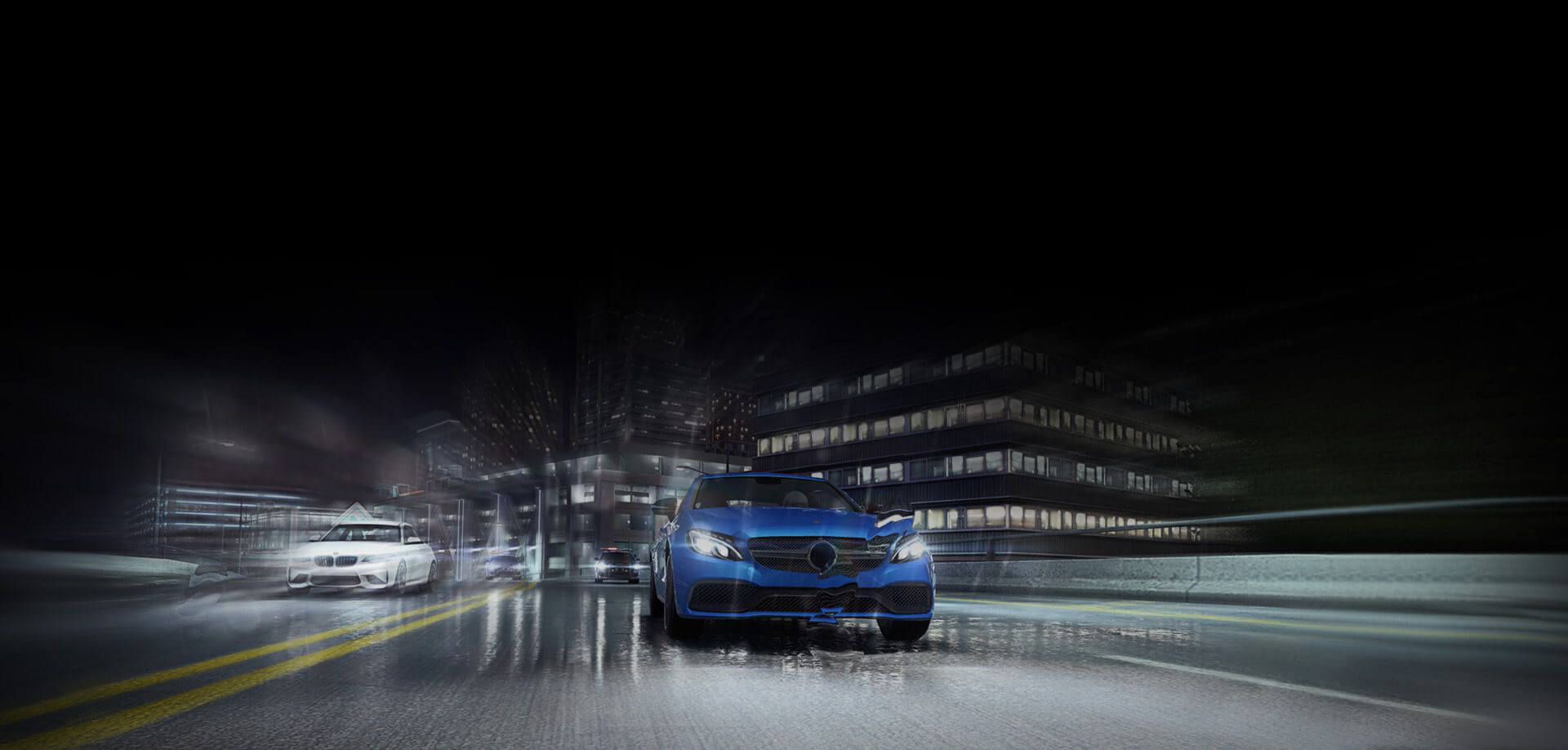 Foto de corrida de carro em uma rua com chuva
