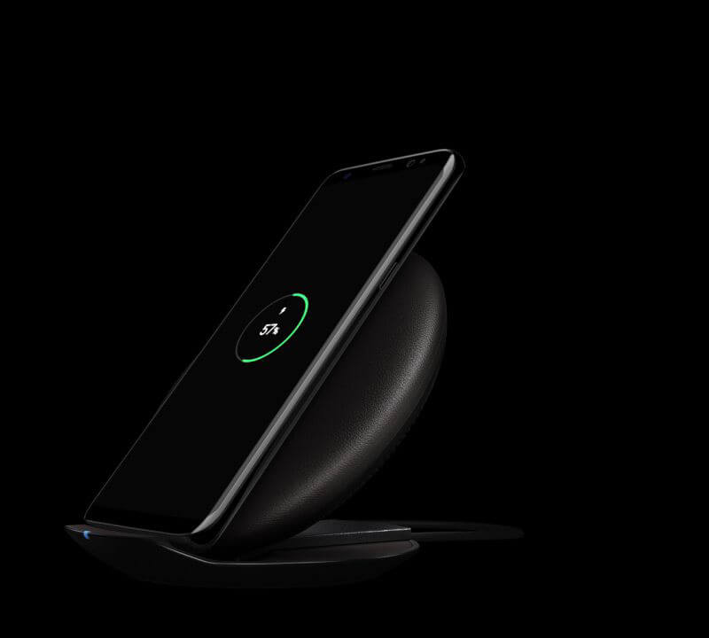 Galaxy S8 sendo carregado sem fio no Carregador sem fio conversível