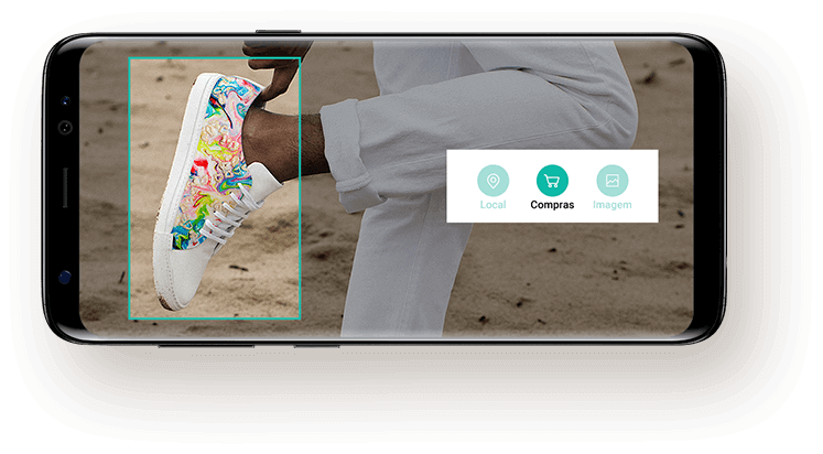 Foto de uma pessoa que está usando tênis segurando um dos pés na tela do Galaxy S8 com mensagens do usuário para Bixby pedindo que pesquise tênis parecidos on-line
