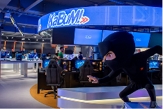 Espaço KaBuM com diversos setups e telas em uma estrutura de arena gamer